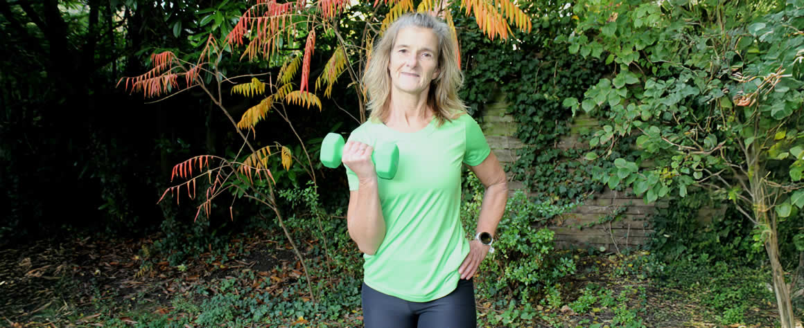 Katja Brocke mit Hantel